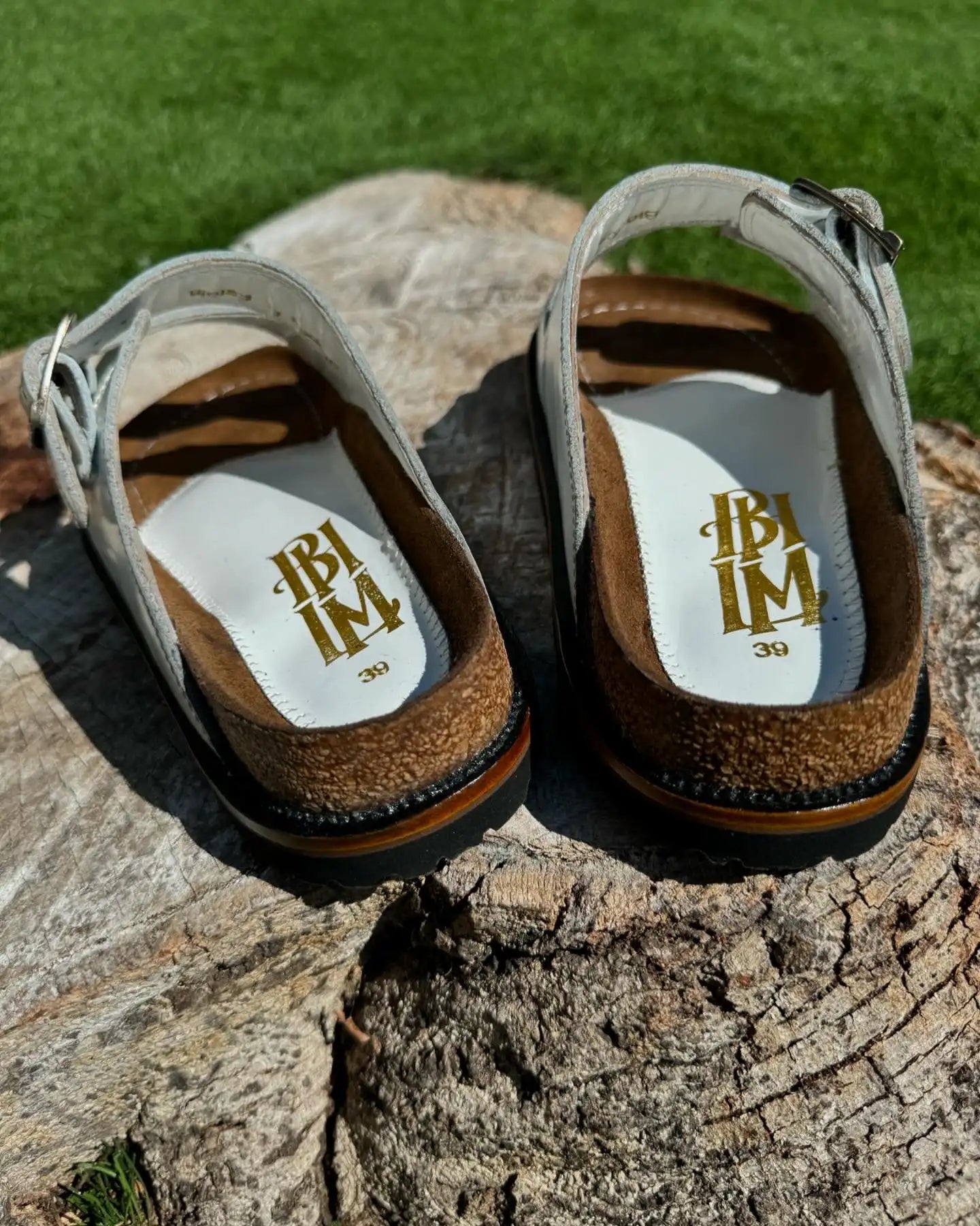 Botas Hasta La Muerte white chrome tanned leather huaraches with cork footbed and Vibram sole handcrafted in León Mexico.