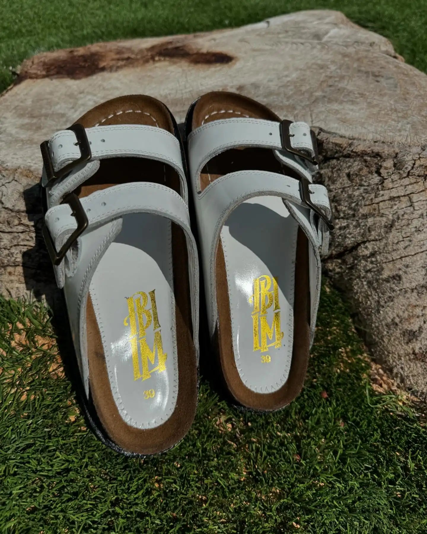 Botas Hasta La Muerte white chrome tanned leather huaraches with cork footbed and Vibram sole handcrafted in León Mexico.