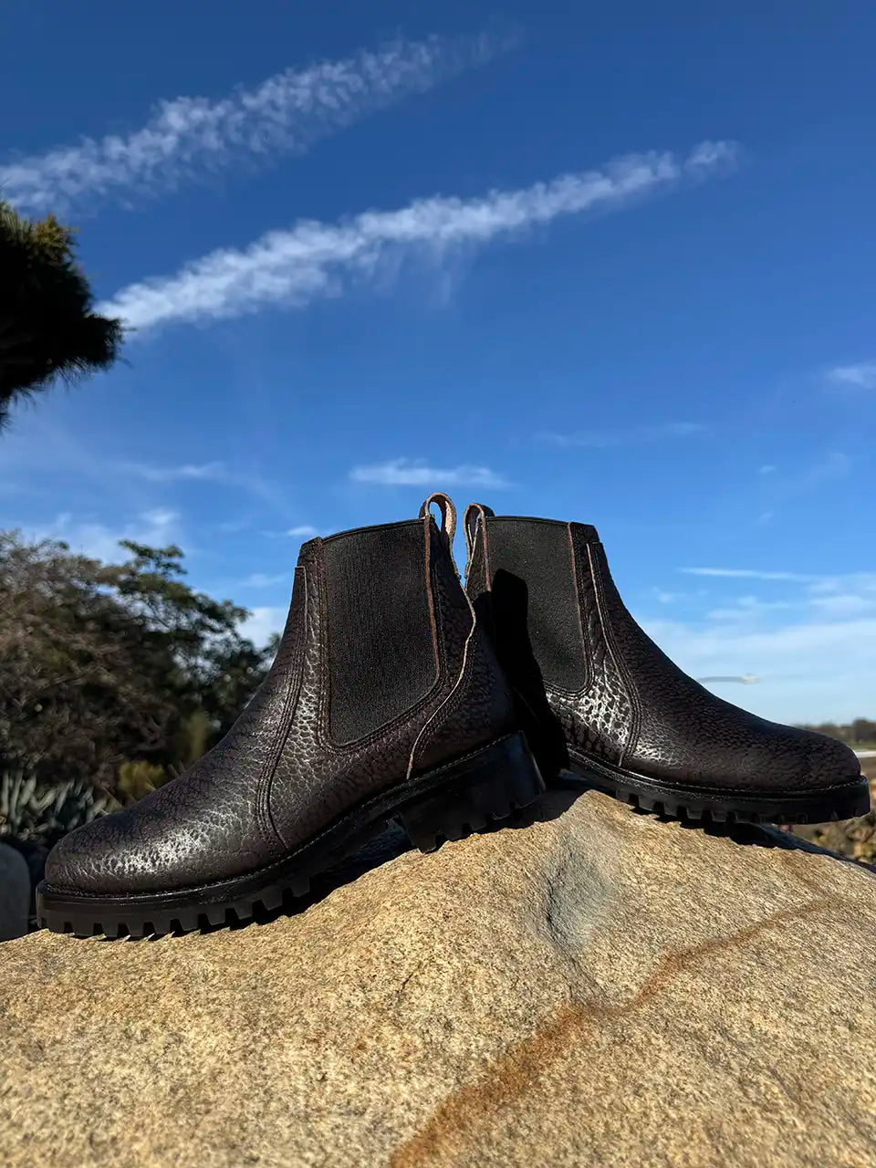Botas Hasta La Muerte black bull neck leather Chelsea boots with lug soles handcrafted in León Mexico.