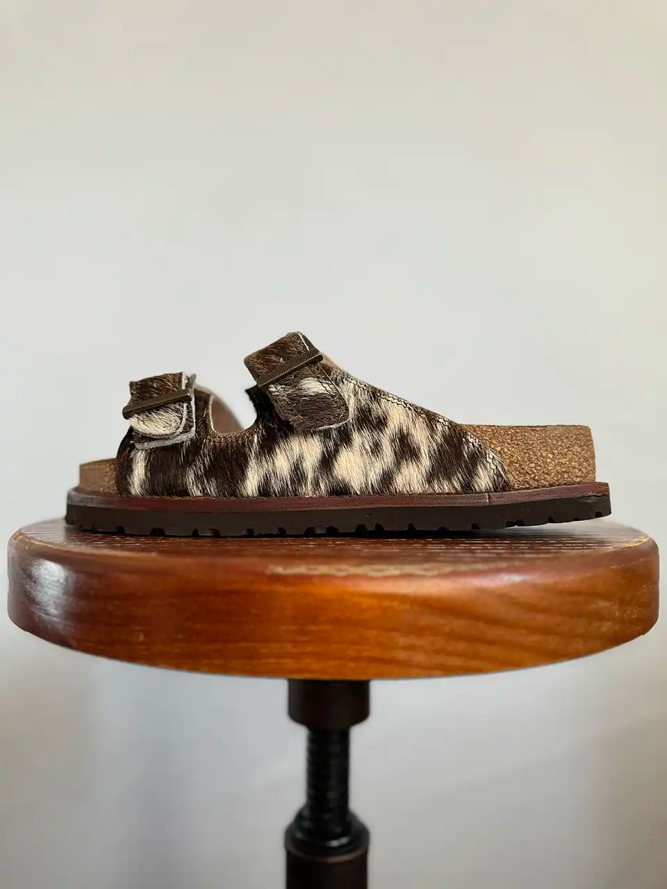 Botas Hasta La Muerte brown and white cowhide huaraches with cork footbed and Vibram sole handcrafted in León Mexico.