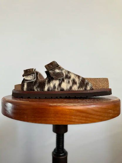 Botas Hasta La Muerte brown and white cowhide huaraches with cork footbed and Vibram sole handcrafted in León Mexico.