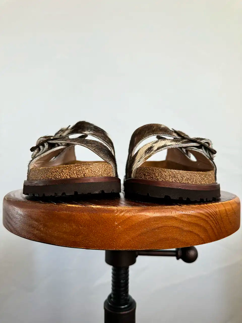 Botas Hasta La Muerte brown and white cowhide huaraches with cork footbed and Vibram sole handcrafted in León Mexico.