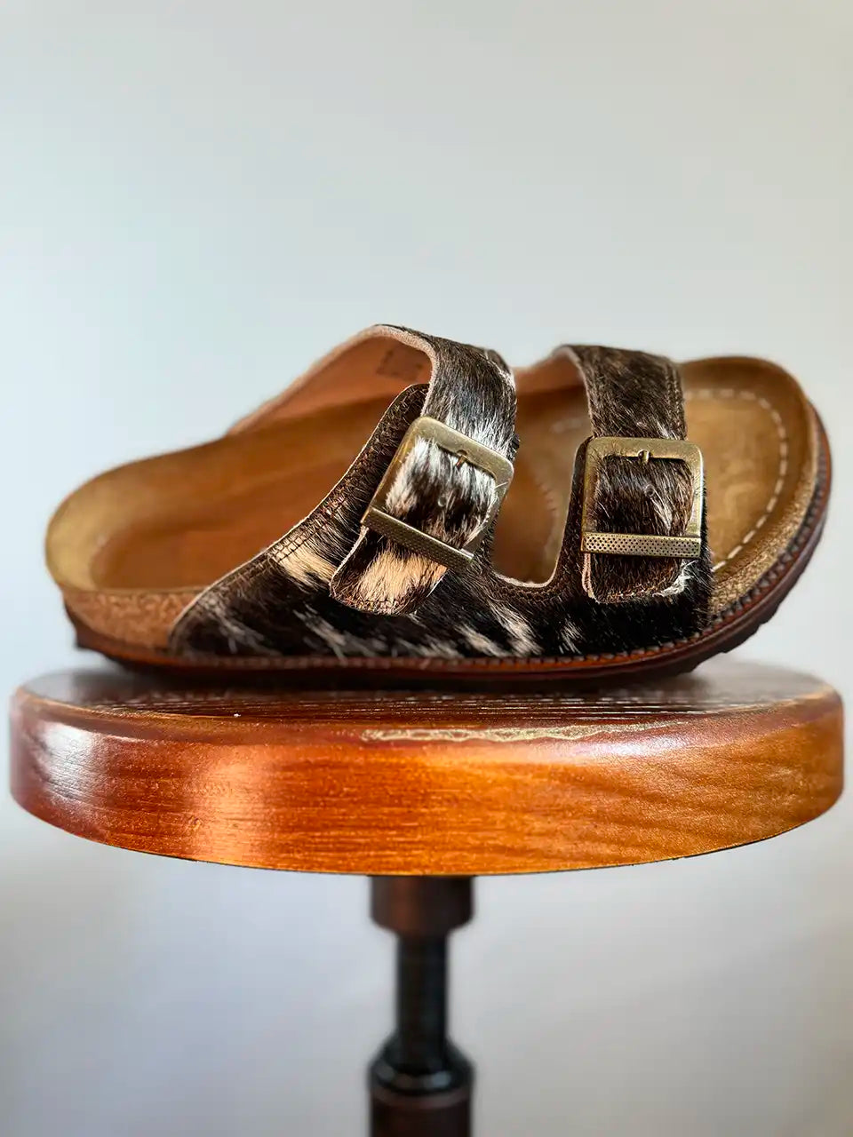 Botas Hasta La Muerte brown and white cowhide huaraches with cork footbed and Vibram sole handcrafted in León Mexico.