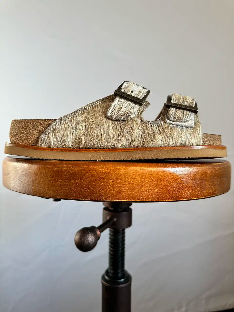 Botas Hasta La Muerte beige cowhide huaraches with cork footbed and Vibram sole handcrafted in León Mexico.