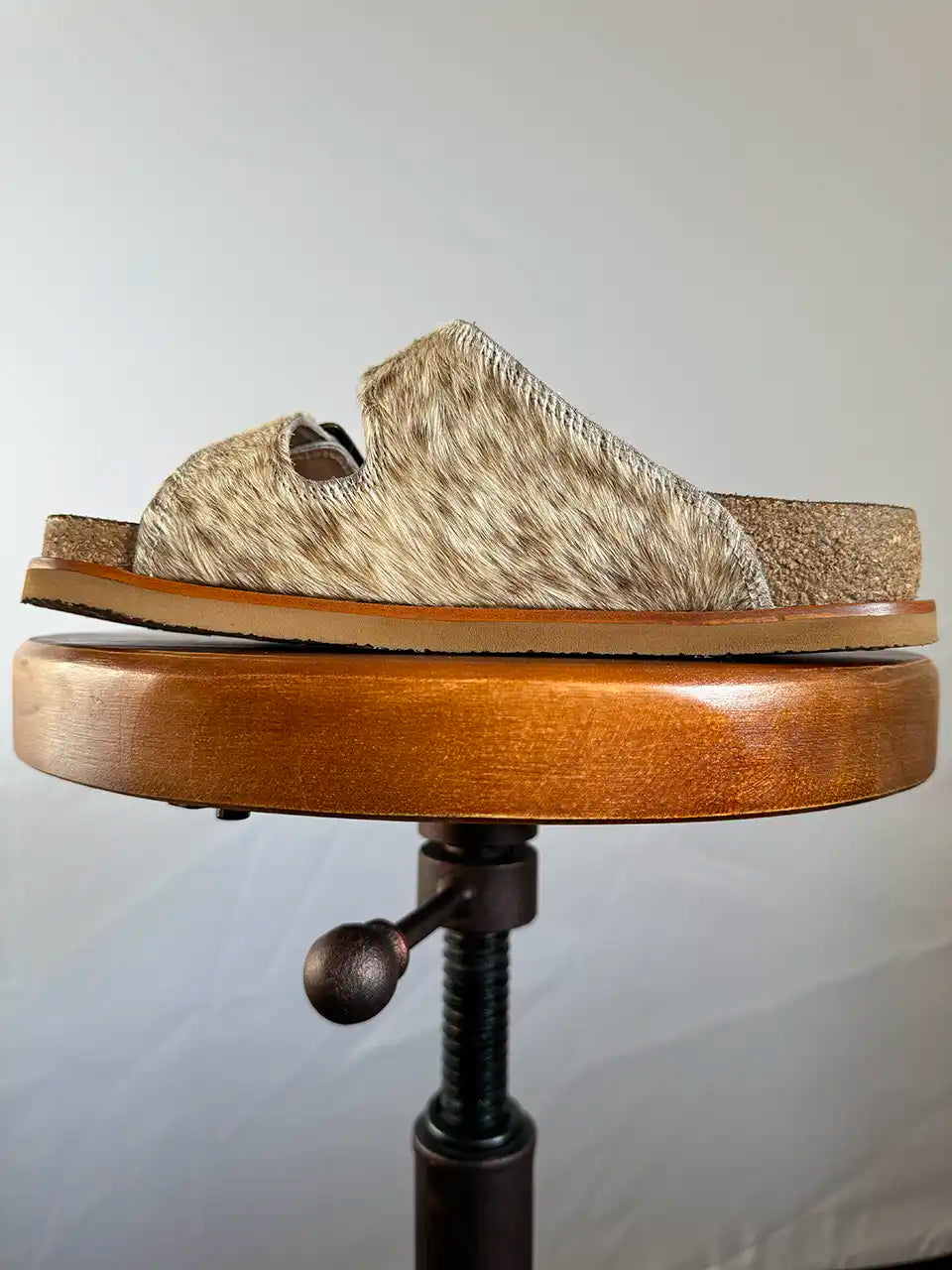 Botas Hasta La Muerte beige cowhide huaraches with cork footbed and Vibram sole handcrafted in León Mexico.