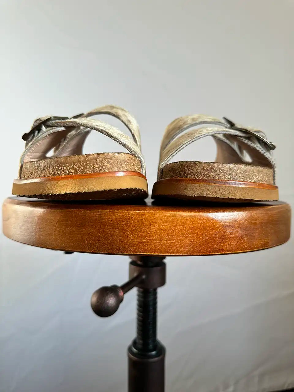 Botas Hasta La Muerte beige cowhide huaraches with cork footbed and Vibram sole handcrafted in León Mexico.