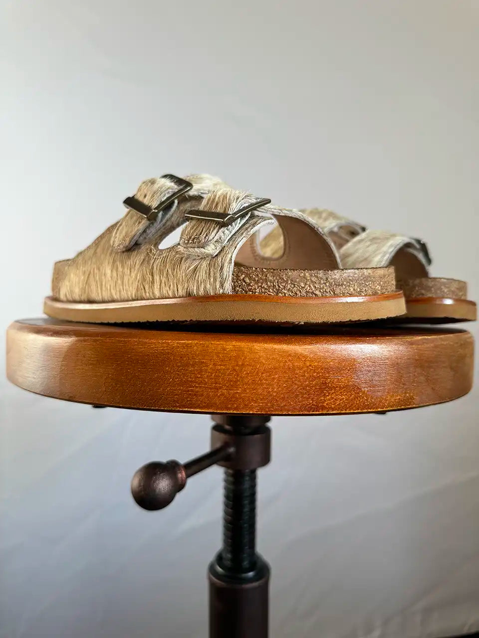 Botas Hasta La Muerte beige cowhide huaraches with cork footbed and Vibram sole handcrafted in León Mexico.