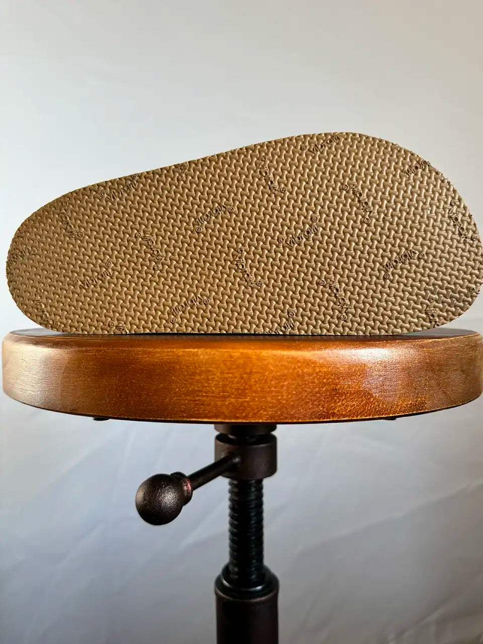 Botas Hasta La Muerte beige cowhide huaraches with cork footbed and Vibram sole handcrafted in León Mexico.