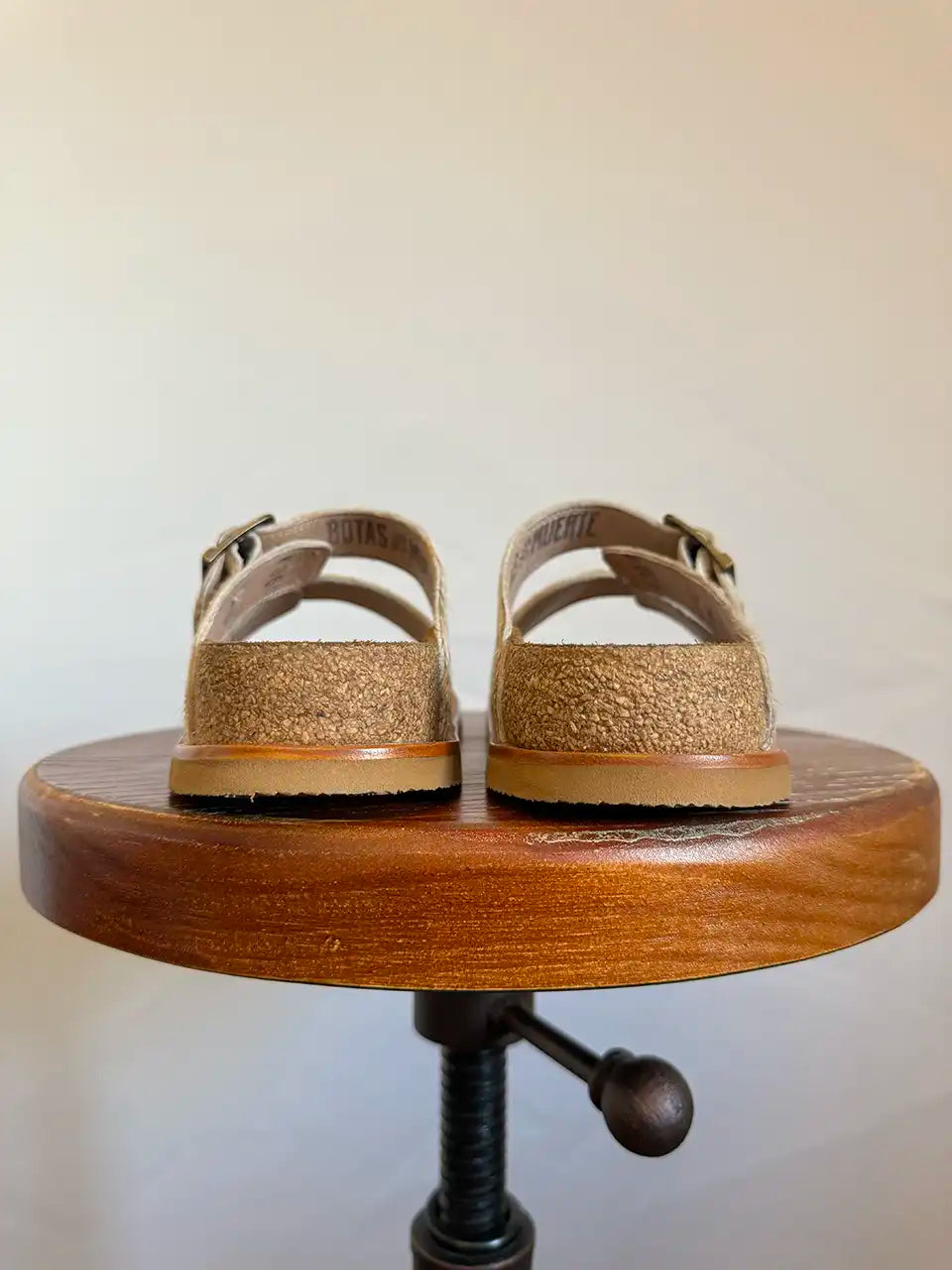 Botas Hasta La Muerte beige cowhide huaraches with cork footbed and Vibram sole handcrafted in León Mexico.