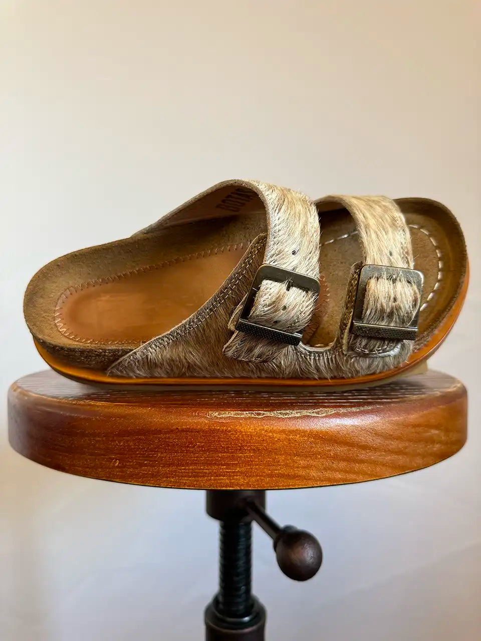 Botas Hasta La Muerte beige cowhide huaraches with cork footbed and Vibram sole handcrafted in León Mexico.