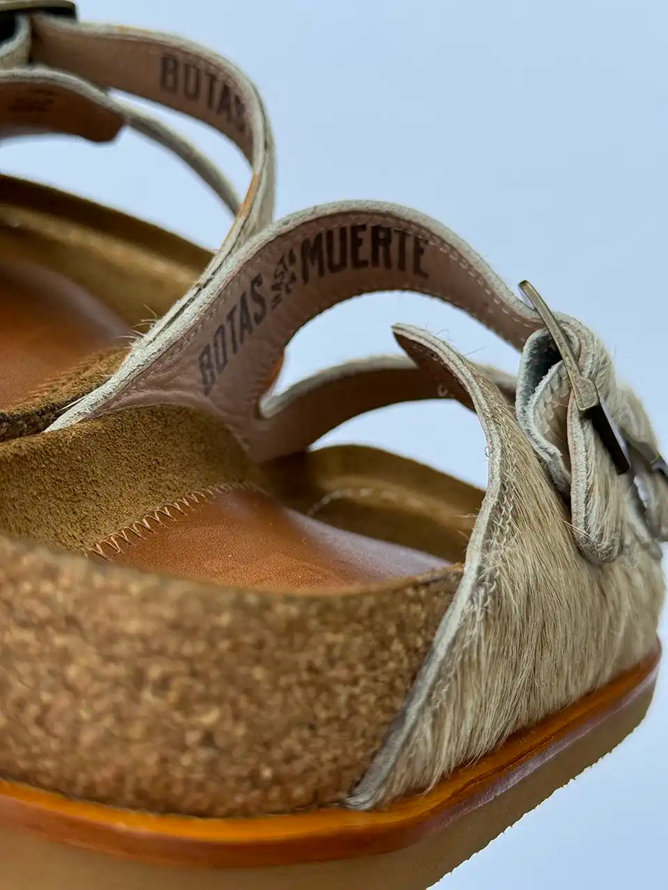 Botas Hasta La Muerte beige cowhide huaraches with cork footbed and Vibram sole handcrafted in León Mexico.