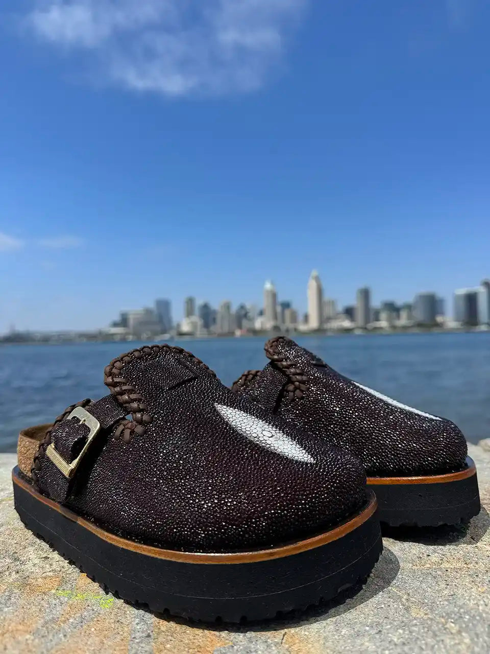 Stingray pearl leather platform clogs with soft cork footbed and Vibram sole handcrafted in León Mexico. Botas Hasta La Muerte