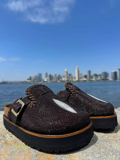 Stingray pearl leather platform clogs with soft cork footbed and Vibram sole handcrafted in León Mexico. Botas Hasta La Muerte