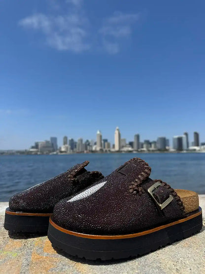 Stingray pearl leather platform clogs with soft cork footbed and Vibram sole handcrafted in León Mexico. Botas Hasta La Muerte