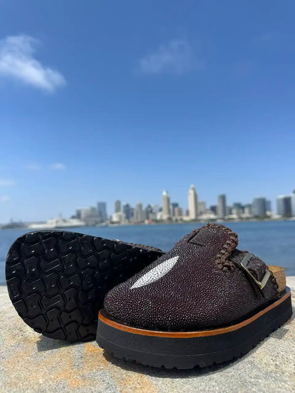 Stingray pearl leather platform clogs with soft cork footbed and Vibram sole handcrafted in León Mexico. Botas Hasta La Muerte