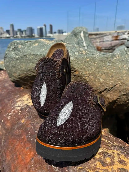 Stingray pearl leather platform clogs with soft cork footbed and Vibram sole handcrafted in León Mexico. Botas Hasta La Muerte