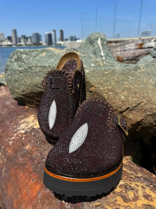 Stingray pearl leather platform clogs with soft cork footbed and Vibram sole handcrafted in León Mexico. Botas Hasta La Muerte