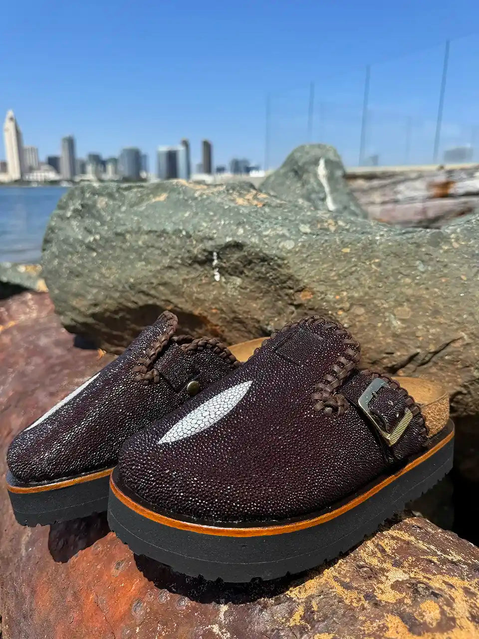 Stingray pearl leather platform clogs with soft cork footbed and Vibram sole handcrafted in León Mexico. Botas Hasta La Muerte