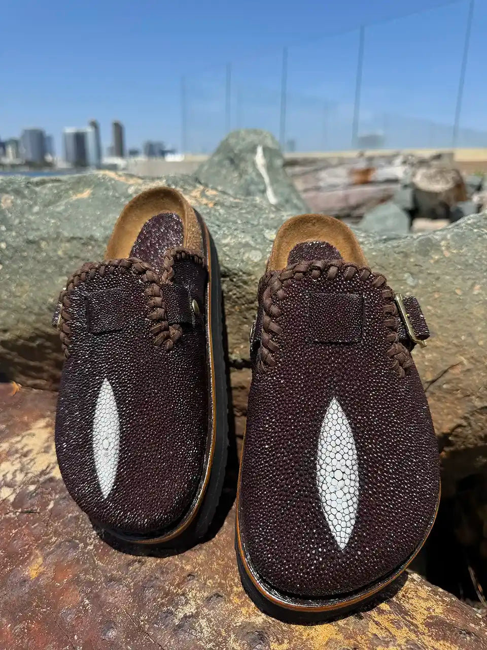 Stingray pearl leather platform clogs with soft cork footbed and Vibram sole handcrafted in León Mexico. Botas Hasta La Muerte