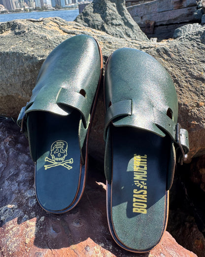 Botas Hasta La Muerte hunter green vegetable tanned zero drop clogs with adjustable leather strap and Vibram soles handcrafted in León Mexico.