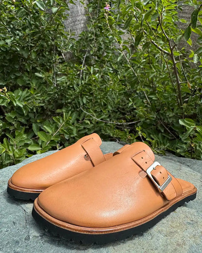Botas Hasta La Muerte Horween Natural Essex zero drop clogs with vegetable tanned leather midsole and Vibram soles handcrafted in León Mexico.