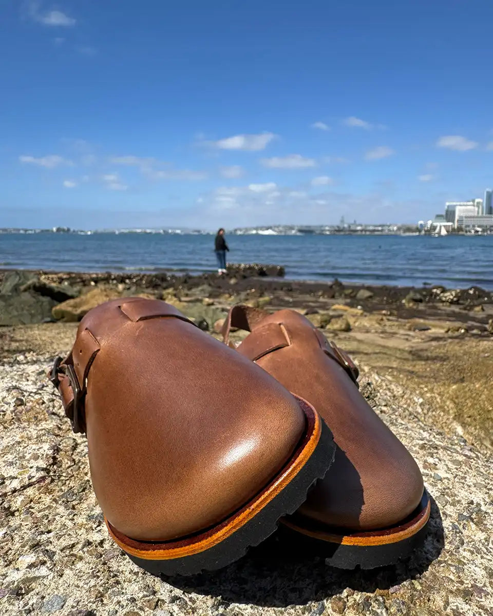 Botas Hasta La Muerte Horween Natural Chromexcel zero drop clogs with adjustable ankle strap and Vibram soles handcrafted in León Mexico.