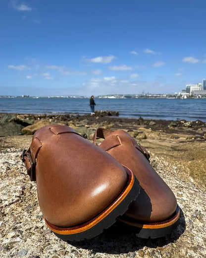 Botas Hasta La Muerte Horween Natural Chromexcel zero drop clogs with adjustable ankle strap and Vibram soles handcrafted in León Mexico.
