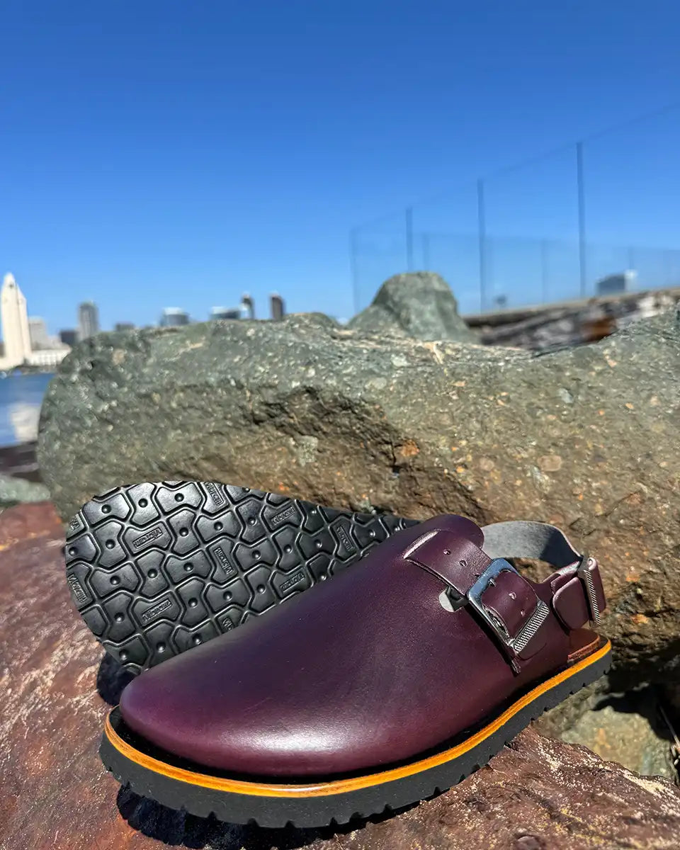 Botas Hasta La Muerte Horween Plum Cavalier zero drop clogs with adjustable ankle strap and Vibram soles handcrafted in León Mexico.
