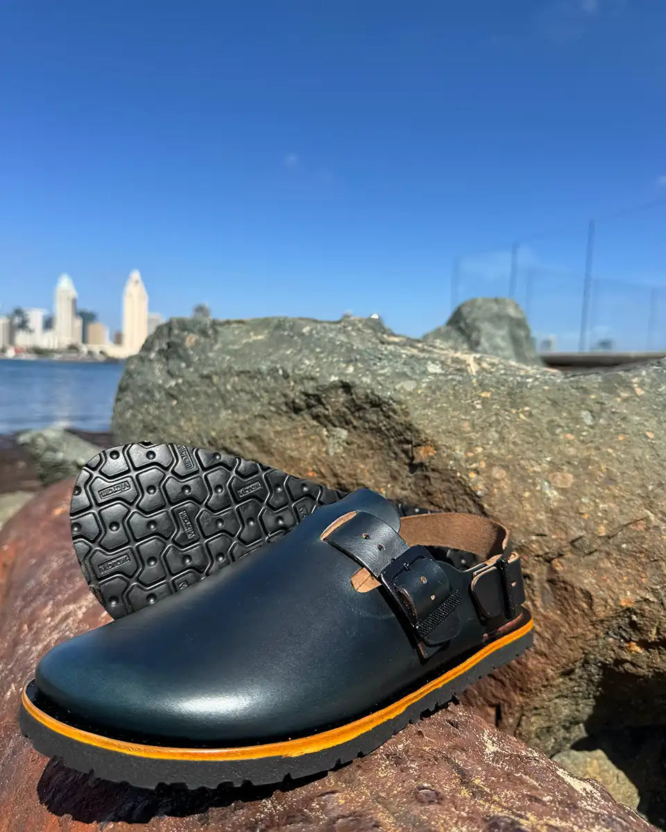 Botas Hasta La Muerte dark navy Horween Chromexcel zero drop clogs with adjustable ankle strap and Vibram soles handcrafted in León Mexico.