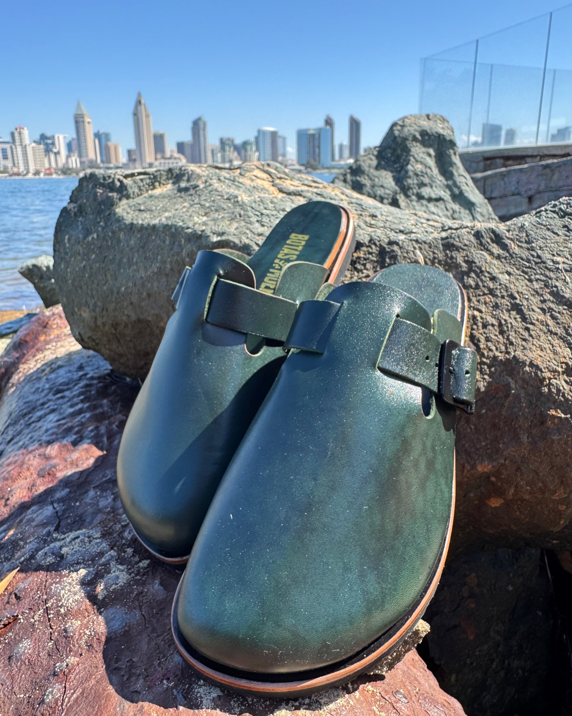 Botas Hasta La Muerte hunter green vegetable tanned zero drop clogs with adjustable leather strap and Vibram soles handcrafted in León Mexico.