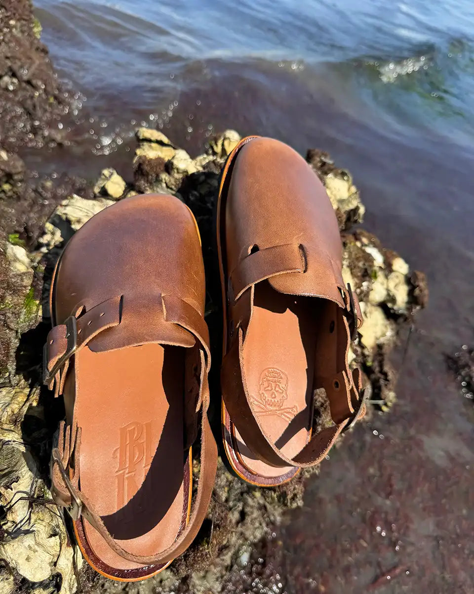 Botas Hasta La Muerte Horween Natural Chromexcel zero drop clogs with adjustable ankle strap and Vibram soles handcrafted in León Mexico.