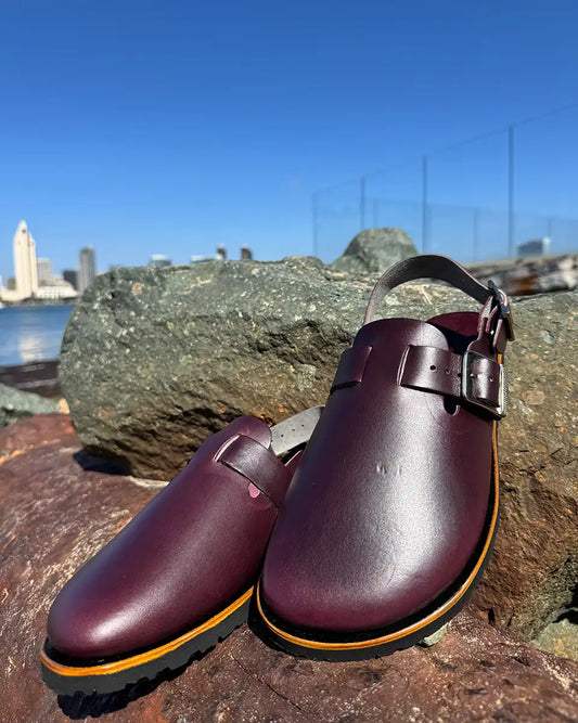 Botas Hasta La Muerte Horween Plum Cavalier zero drop clogs with adjustable ankle strap and Vibram soles handcrafted in León Mexico.
