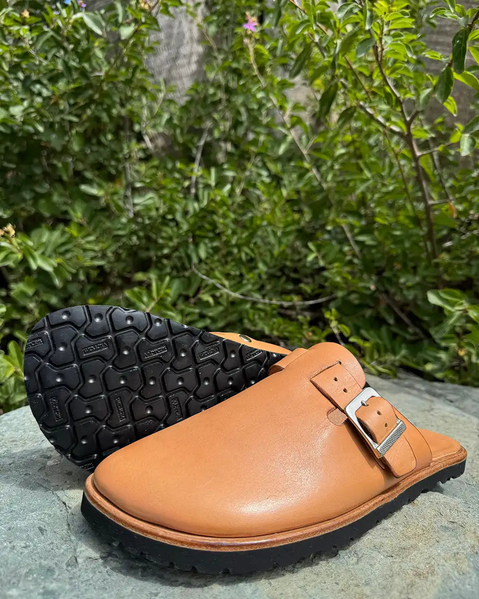 Botas Hasta La Muerte Horween Natural Essex zero drop clogs with vegetable tanned leather midsole and Vibram soles handcrafted in León Mexico.