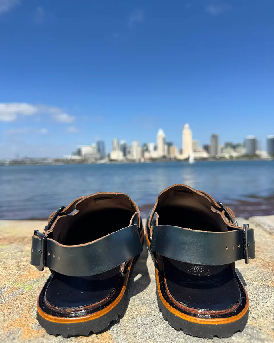 Botas Hasta La Muerte dark navy Horween Chromexcel zero drop clogs with adjustable ankle strap and Vibram soles handcrafted in León Mexico.