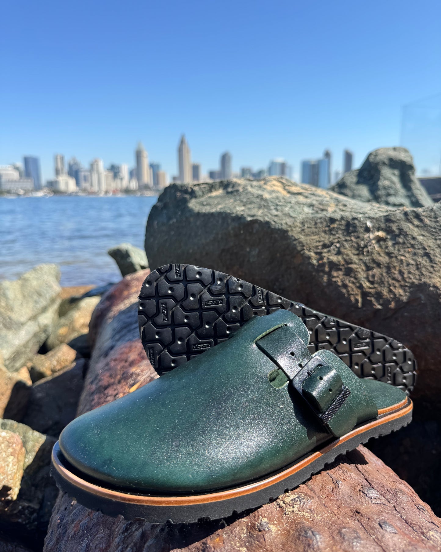 Botas Hasta La Muerte hunter green vegetable tanned zero drop clogs with adjustable leather strap and Vibram soles handcrafted in León Mexico.