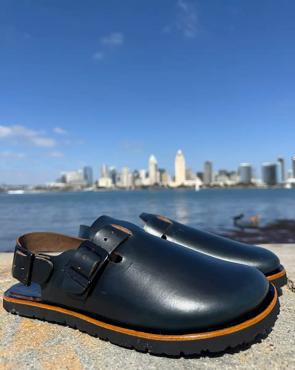 Botas Hasta La Muerte dark navy Horween Chromexcel zero drop clogs with adjustable ankle strap and Vibram soles handcrafted in León Mexico.