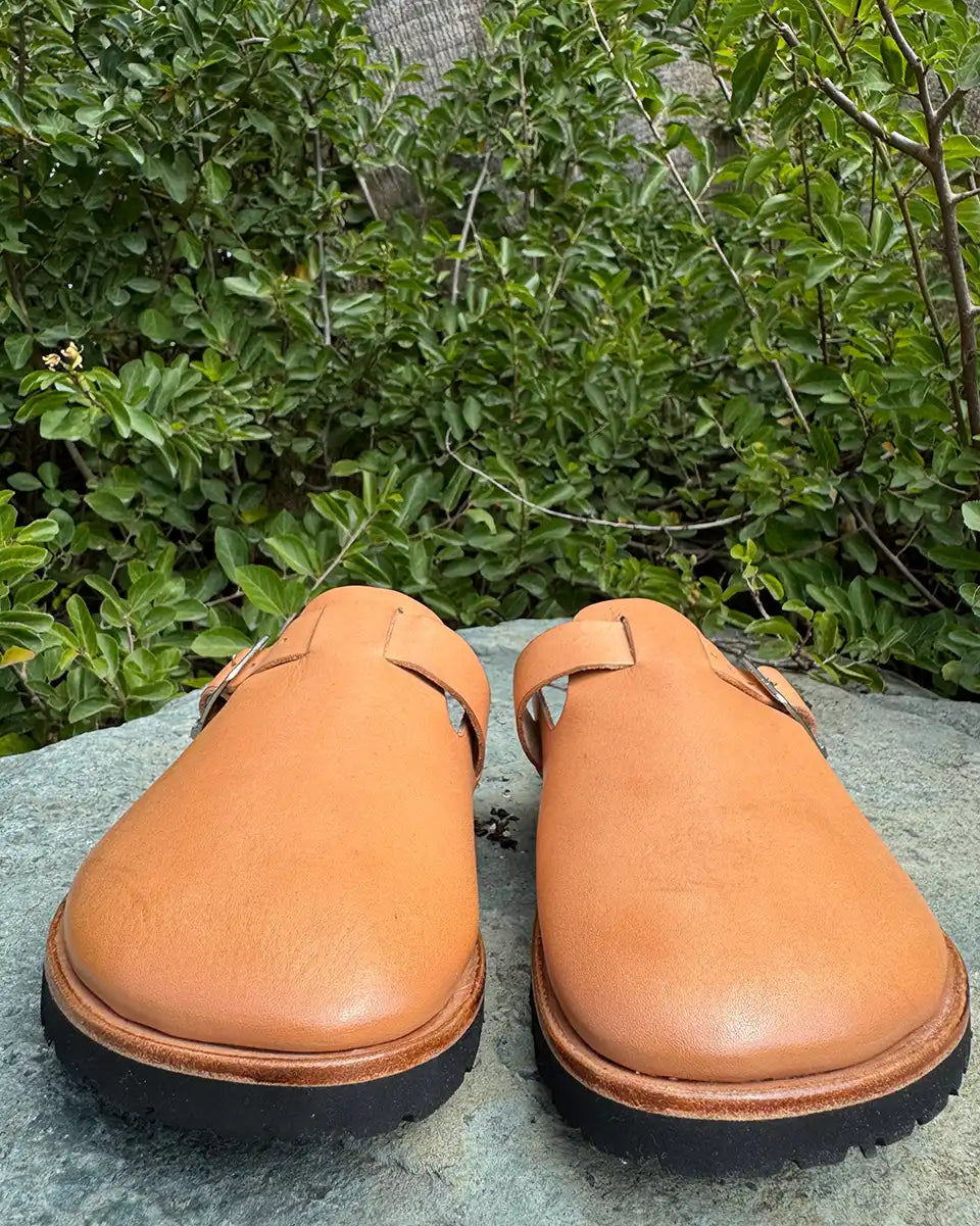 Botas Hasta La Muerte Horween Natural Essex zero drop clogs with vegetable tanned leather midsole and Vibram soles handcrafted in León Mexico.