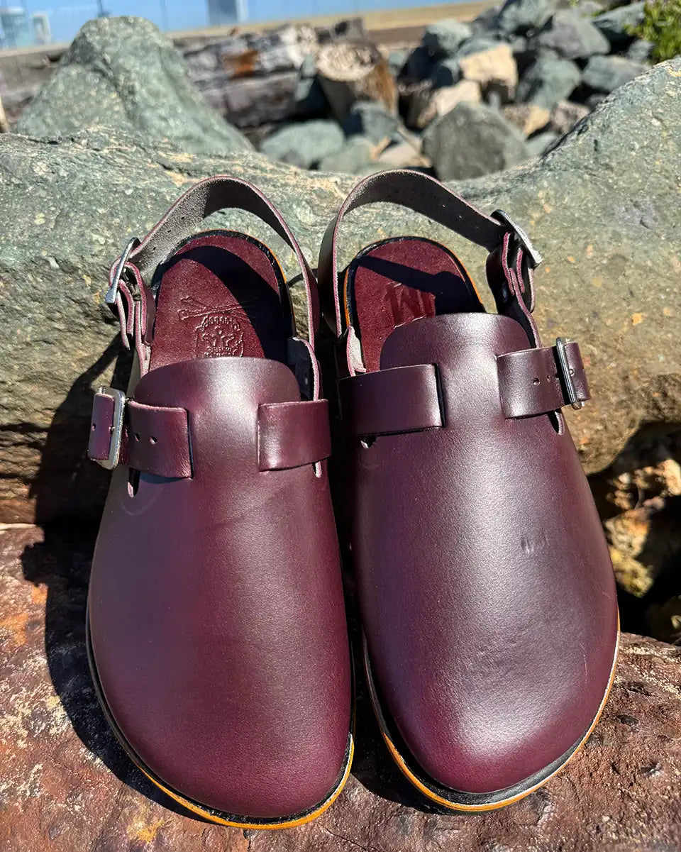 Botas Hasta La Muerte Horween Plum Cavalier zero drop clogs with adjustable ankle strap and Vibram soles handcrafted in León Mexico.