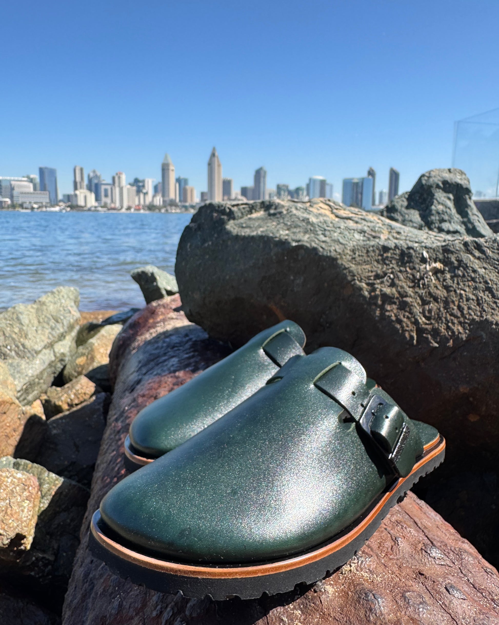 Botas Hasta La Muerte hunter green vegetable tanned zero drop clogs with adjustable leather strap and Vibram soles handcrafted in León Mexico.