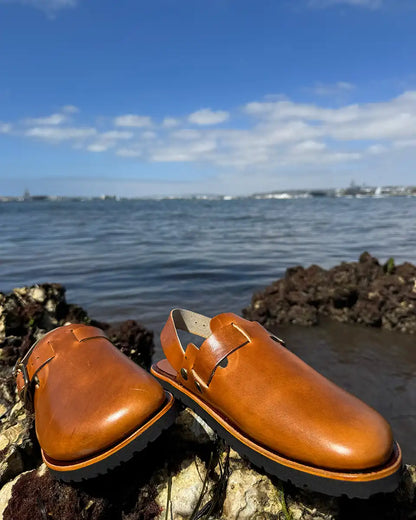 Botas Hasta La Muerte Horween Cavalier Sunflower zero drop clogs with Vibram soles and adjustable ankle strap handcrafted in León Mexico.