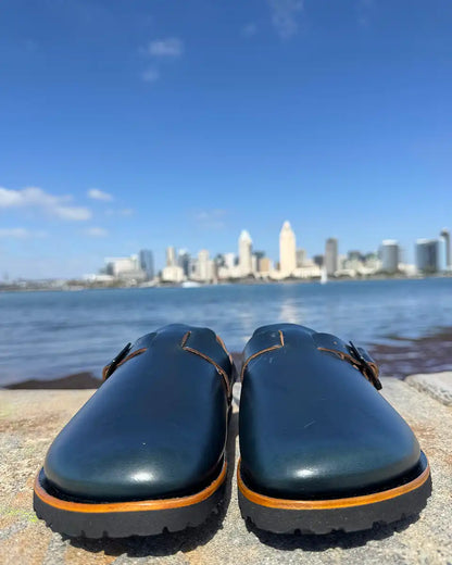 Botas Hasta La Muerte dark navy Horween Chromexcel zero drop clogs with adjustable ankle strap and Vibram soles handcrafted in León Mexico.