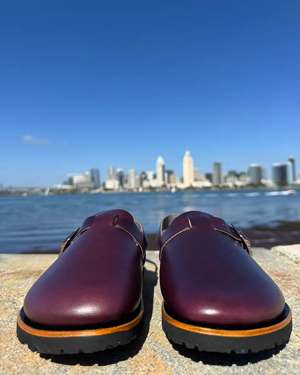 Botas Hasta La Muerte Horween Plum Cavalier zero drop clogs with adjustable ankle strap and Vibram soles handcrafted in León Mexico.