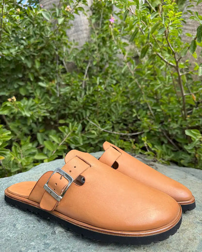 Botas Hasta La Muerte Horween Natural Essex zero drop clogs with vegetable tanned leather midsole and Vibram soles handcrafted in León Mexico.