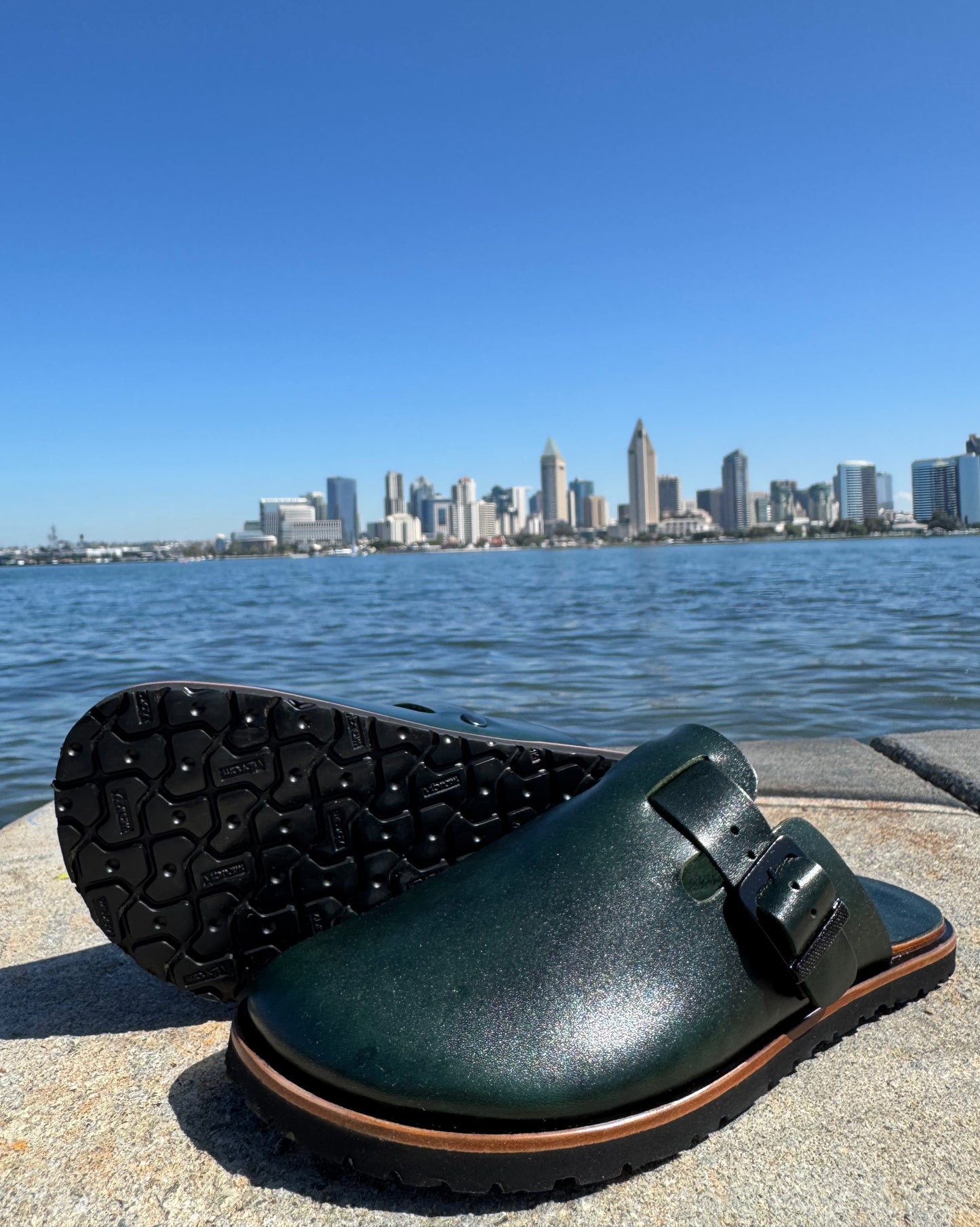 Botas Hasta La Muerte hunter green vegetable tanned zero drop clogs with adjustable leather strap and Vibram soles handcrafted in León Mexico.