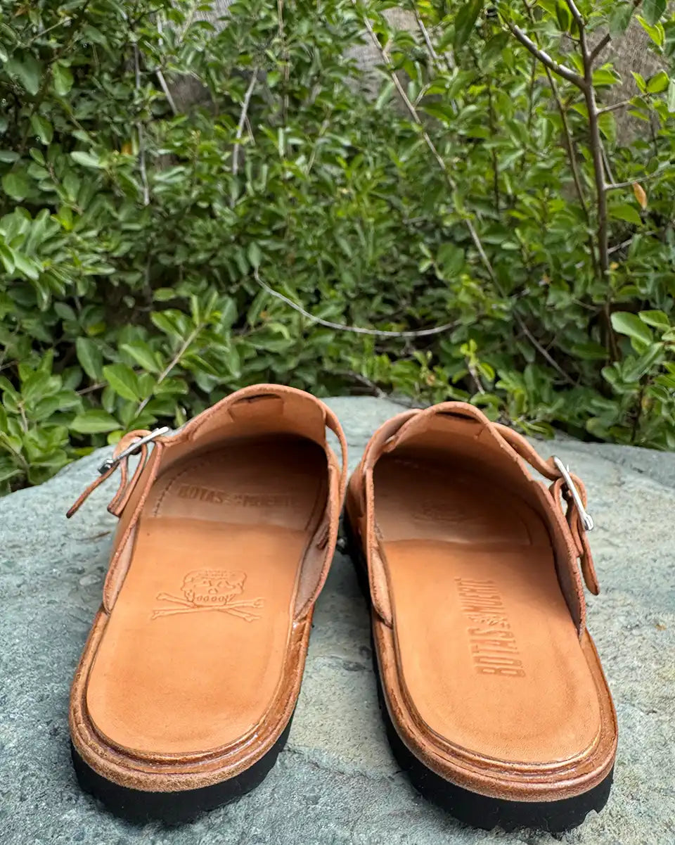 Botas Hasta La Muerte Horween Natural Essex zero drop clogs with vegetable tanned leather midsole and Vibram soles handcrafted in León Mexico.