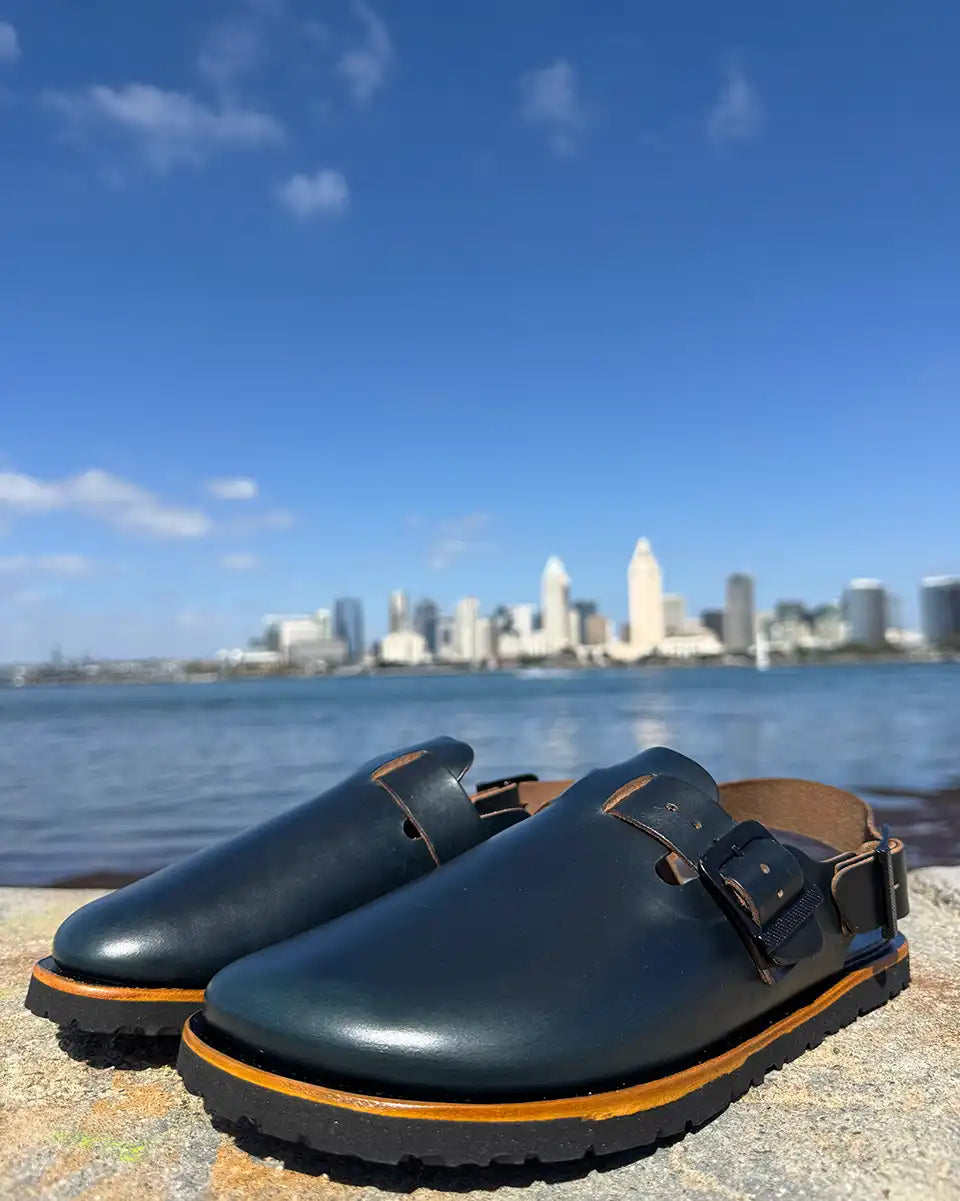 Botas Hasta La Muerte dark navy Horween Chromexcel zero drop clogs with adjustable ankle strap and Vibram soles handcrafted in León Mexico.