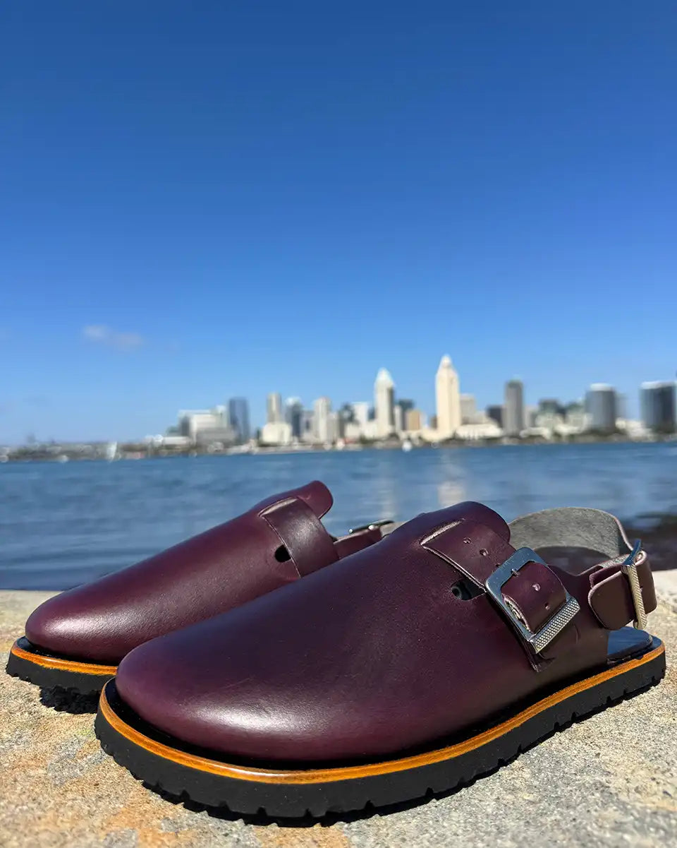 Botas Hasta La Muerte Horween Plum Cavalier zero drop clogs with adjustable ankle strap and Vibram soles handcrafted in León Mexico.