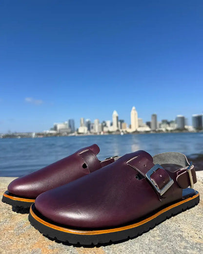 Botas Hasta La Muerte Horween Plum Cavalier zero drop clogs with adjustable ankle strap and Vibram soles handcrafted in León Mexico.