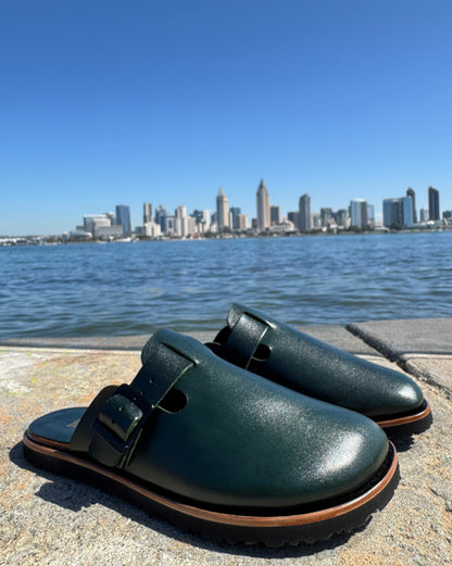 Botas Hasta La Muerte hunter green vegetable tanned zero drop clogs with adjustable leather strap and Vibram soles handcrafted in León Mexico.