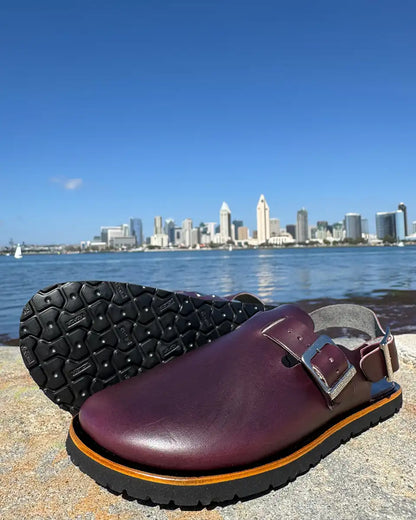 Botas Hasta La Muerte Horween Plum Cavalier zero drop clogs with adjustable ankle strap and Vibram soles handcrafted in León Mexico.